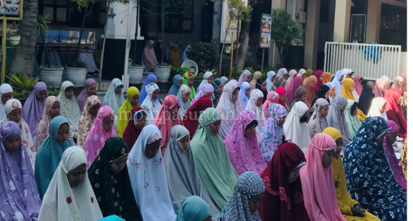 Peringatan 10 Muharram 1446 H di SMP Negeri 1 Pasuruan. Menggapai Cinta Allah melalui Berbagi