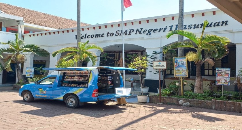 "Perpustakaan Keliling: Menghidupkan Semangat Literasi di UPT SMP Negeri 1 Pasuruan"