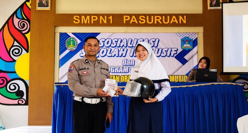 Edukasi Keselamatan: UPT SMP Negeri 1 Pasuruan Sukses Gelar Sosialisasi Kepolisian tentang Budaya Berlalu Lintas