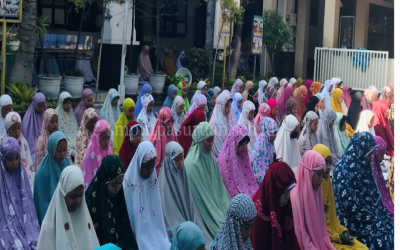 Peringatan 10 Muharram 1446 H di SMP Negeri 1 Pasuruan. Menggapai Cinta Allah melalui Berbagi