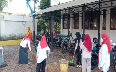Mewujudkan Semangat Kemerdekaan: Kegiatan Kerja Bakti Bersama di SMPN 1 Pasuruan