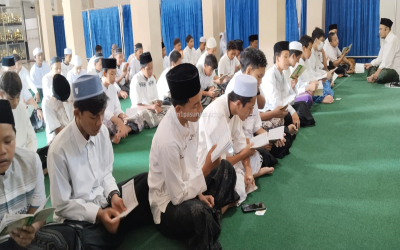 "Khidmat Hari Santri Nasional 2024: Mengaji dan Istighosah, UPT SMP Negeri 1 Pasuruan Teguhkan Iman Bersama"